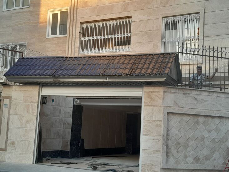 اجرای سردر حیاط با ورق گالوانیزه رنگی